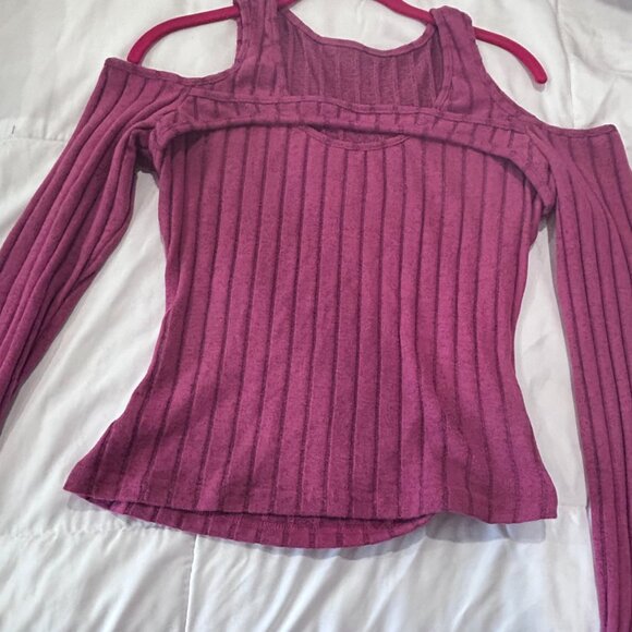 NEVER WORN Cutout with a Unique Cold Shoulder Style S Medium NWT - Picture 3 of 6